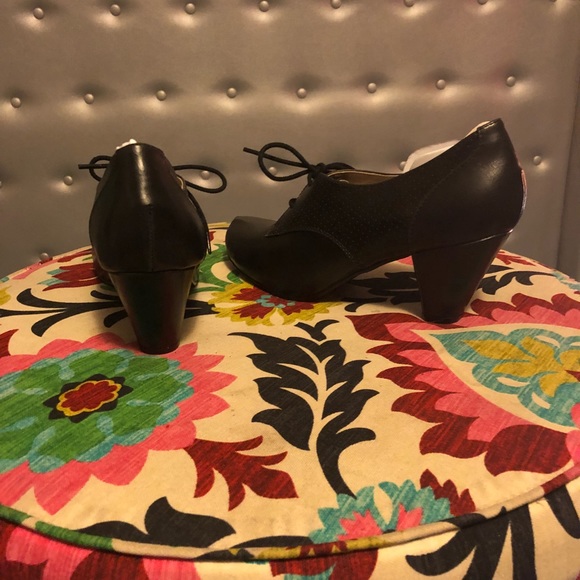 Size 8 lace up shoes - Picture 2 of 5